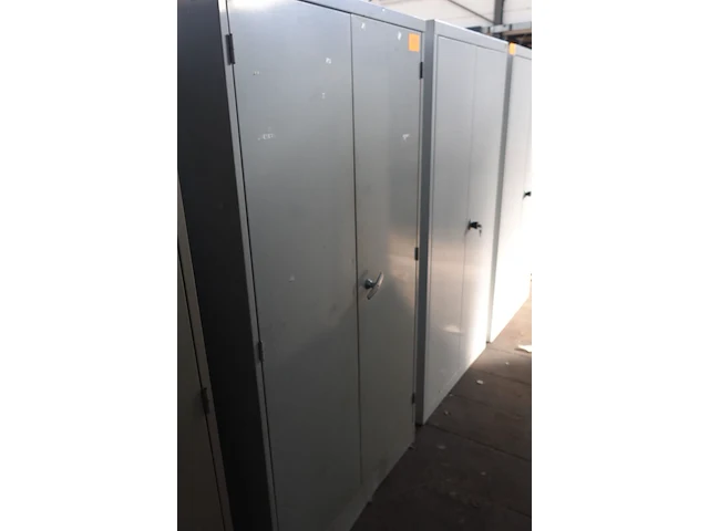 Metalen kast - afbeelding 1 van  2