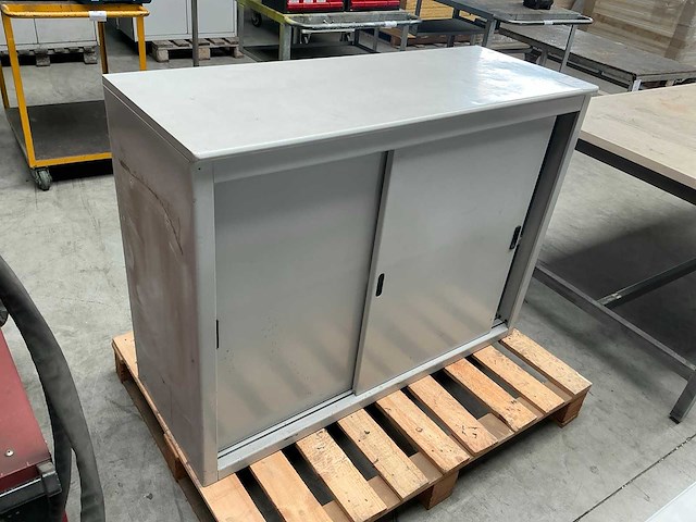 Metalen kast - afbeelding 1 van  3