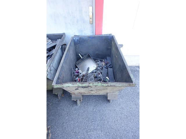 Metalen kiepbak-kantelmechanisme + 3x verrijdbare container - afbeelding 2 van  5