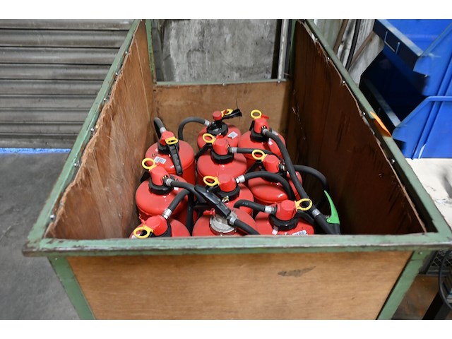 Metalen kipbak op wielen met inhoud - afbeelding 1 van  3