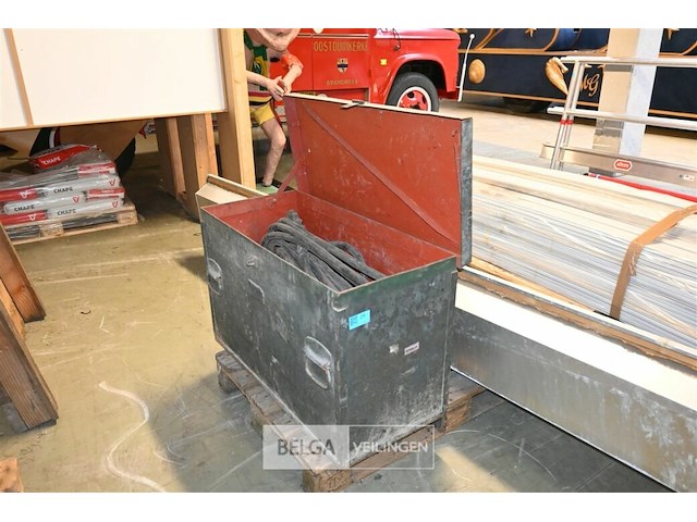 Metalen kist met slangen - afbeelding 1 van  5
