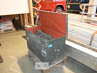 Metalen kist met slangen