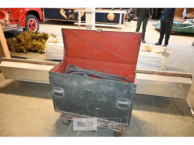 Metalen kist met slangen - afbeelding 2 van  5