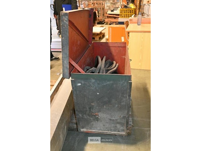 Metalen kist met slangen - afbeelding 4 van  5