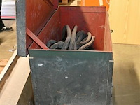 Metalen kist met slangen - afbeelding 4 van  5