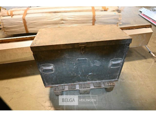 Metalen kist met slangen - afbeelding 5 van  5