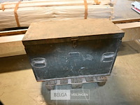 Metalen kist met slangen - afbeelding 5 van  5