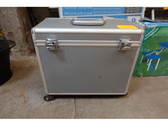 Metalen kist met sleutel l.45 - b.23 - h.42cm - afbeelding 1 van  4