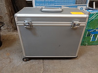 Metalen kist met sleutel l.45 - b.23 - h.42cm - afbeelding 1 van  4