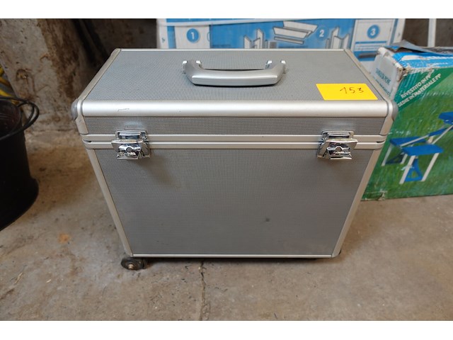 Metalen kist met sleutel l.45 - b.23 - h.42cm - afbeelding 2 van  4