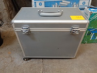 Metalen kist met sleutel l.45 - b.23 - h.42cm - afbeelding 2 van  4