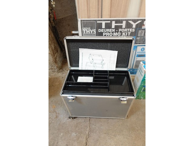 Metalen kist met sleutel l.45 - b.23 - h.42cm - afbeelding 3 van  4