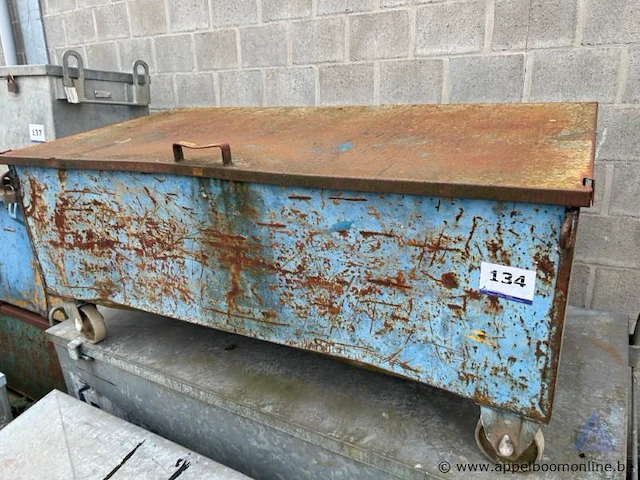 Metalen kist op wielen. - afbeelding 1 van  1
