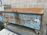 Metalen kist op wielen.