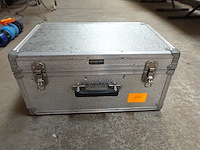 Metalen koffer l. 57 b. 38 h. 28cm - afbeelding 1 van  4