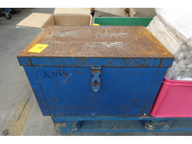 Metalen koffer met diverse spanbanden - afbeelding 1 van  3