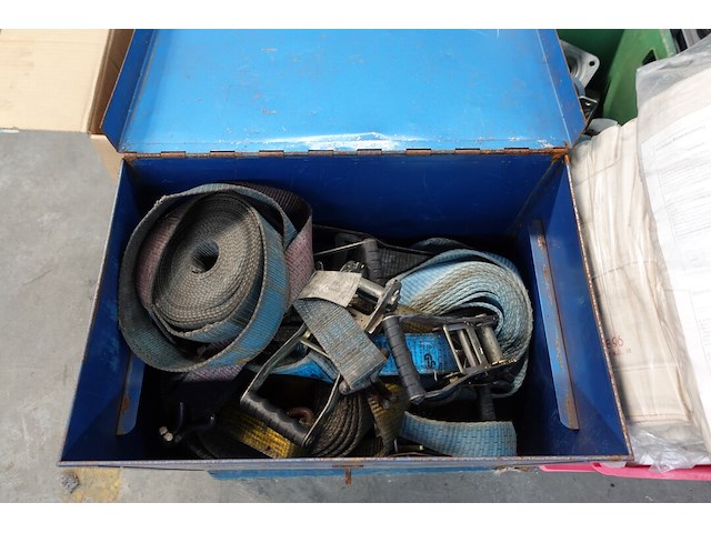 Metalen koffer met diverse spanbanden - afbeelding 2 van  3