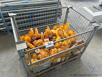 Metalen kooi inhoudend diverse oranje waarschuwingslampen.