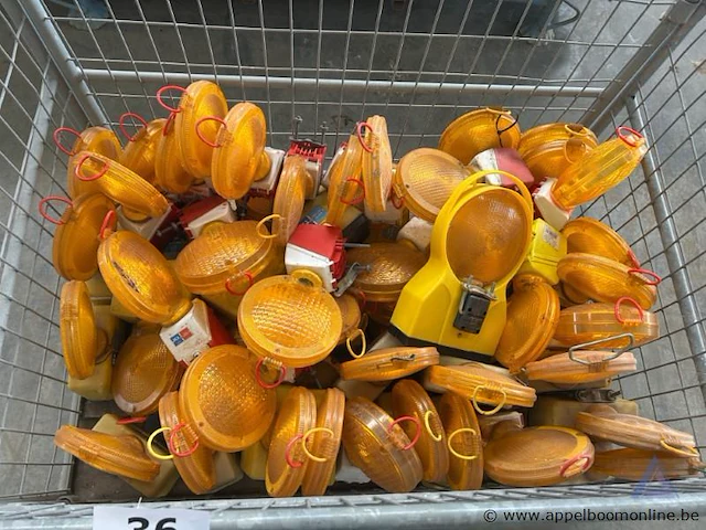 Metalen kooi inhoudend diverse oranje waarschuwingslampen. - afbeelding 2 van  2