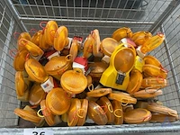 Metalen kooi inhoudend diverse oranje waarschuwingslampen. - afbeelding 2 van  2