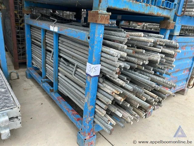 Metalen kooi inhoudende ijzers - afbeelding 1 van  2