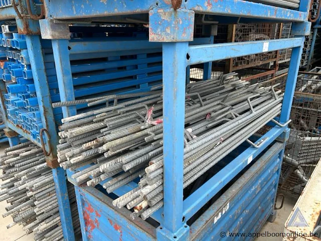 Metalen kooi inhoudende ijzers - afbeelding 2 van  2
