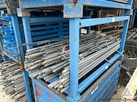 Metalen kooi inhoudende ijzers - afbeelding 2 van  2