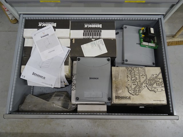 Metalen ladekast lista + inhoud - afbeelding 2 van  10