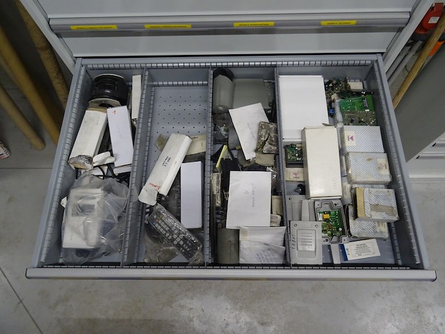 Metalen ladekast lista + inhoud - afbeelding 6 van  10