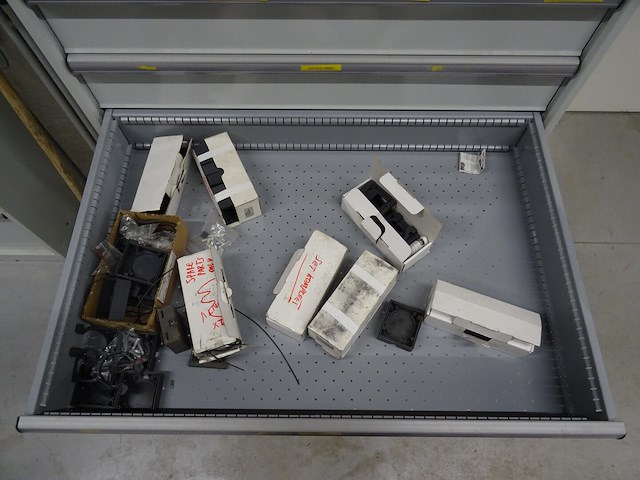 Metalen ladekast lista + inhoud - afbeelding 8 van  10