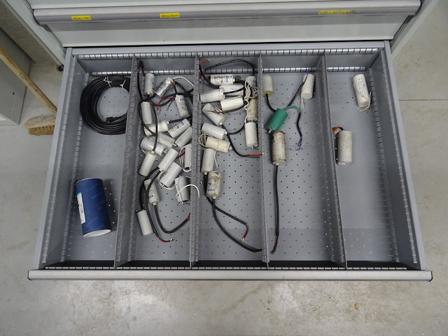 Metalen ladekast lista + inhoud - afbeelding 10 van  10