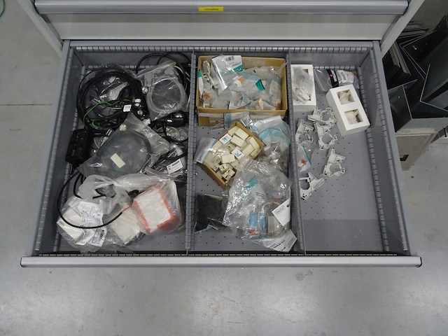 Metalen ladekast lista + inhoud - afbeelding 8 van  9