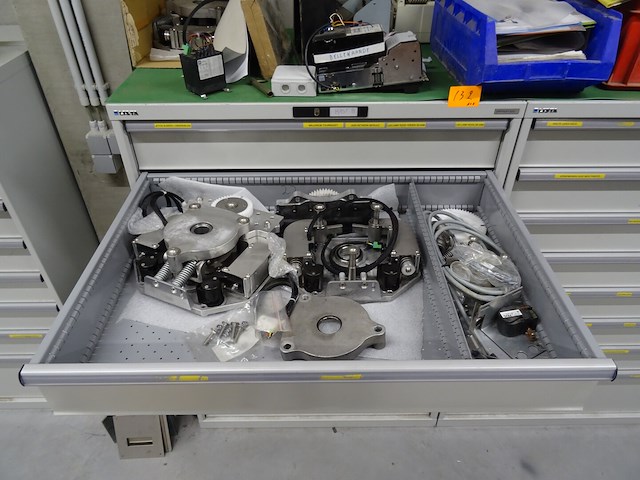 Metalen ladekast lista + inhoud - afbeelding 3 van  9