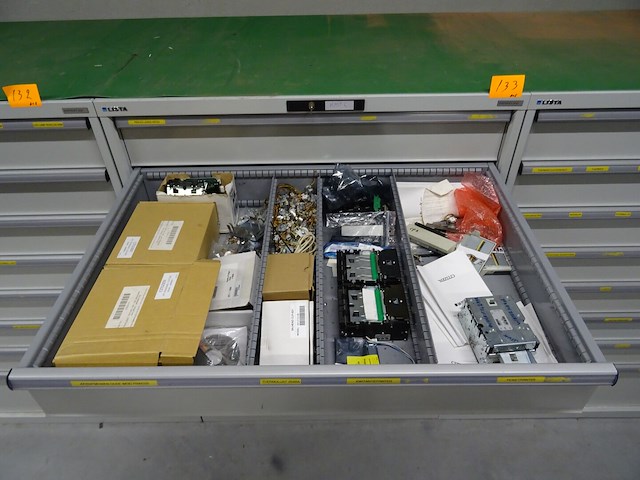 Metalen ladekast lista + inhoud - afbeelding 3 van  9