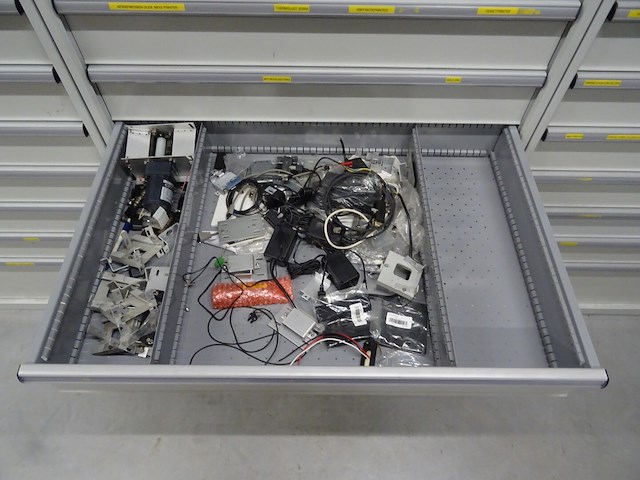 Metalen ladekast lista + inhoud - afbeelding 5 van  9