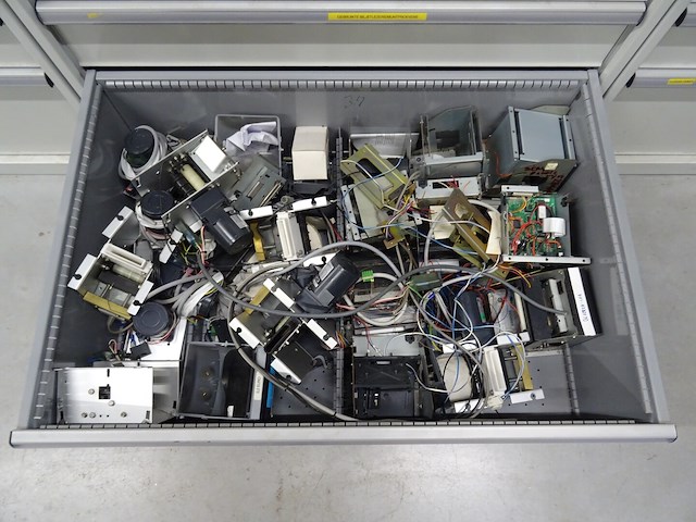 Metalen ladekast lista + inhoud - afbeelding 9 van  9