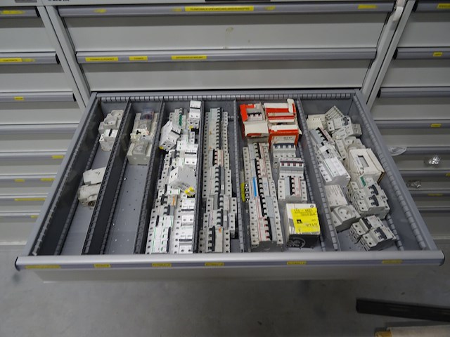 Metalen ladekast lista + inhoud - afbeelding 4 van  9