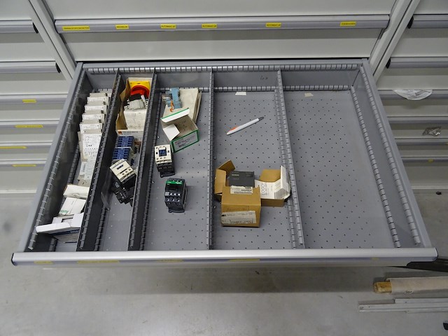 Metalen ladekast lista + inhoud - afbeelding 5 van  9