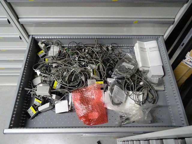 Metalen ladekast lista + inhoud - afbeelding 5 van  9