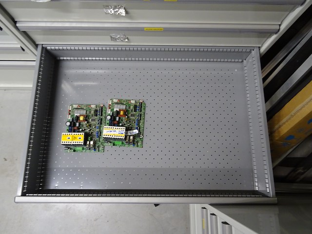 Metalen ladekast lista + inhoud - afbeelding 8 van  9