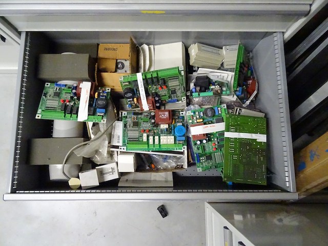 Metalen ladekast lista + inhoud - afbeelding 9 van  9