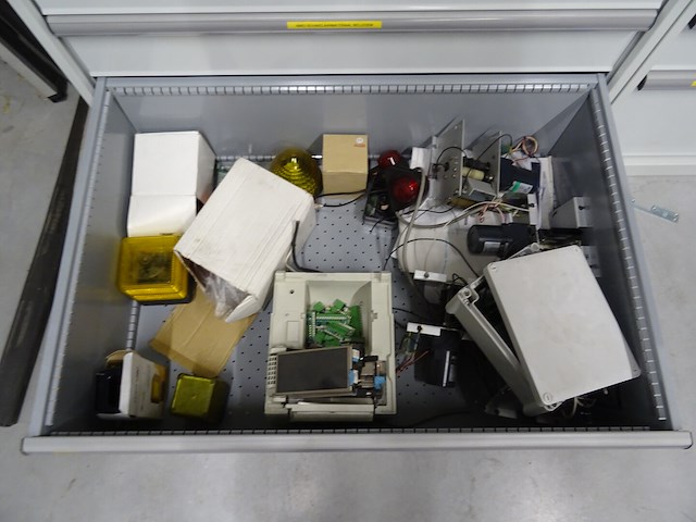 Metalen ladekast lista + inhoud - afbeelding 7 van  15