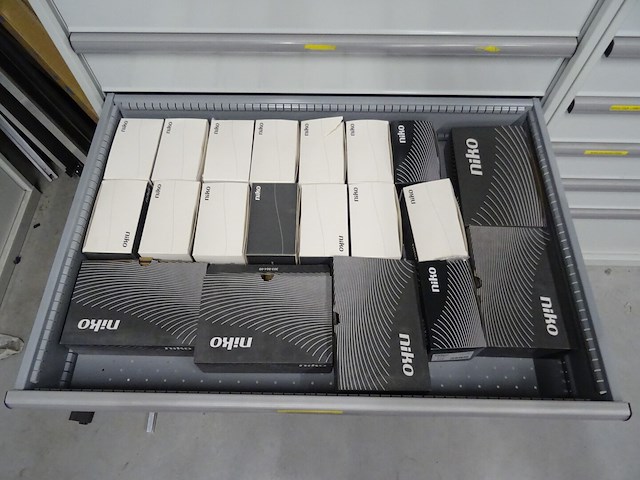 Metalen ladekast lista + inhoud - afbeelding 12 van  15