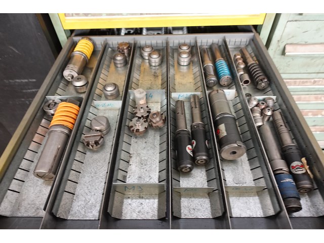 Metalen ladekast met inhoud - afbeelding 3 van  6