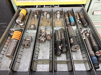 Metalen ladekast met inhoud - afbeelding 3 van  6
