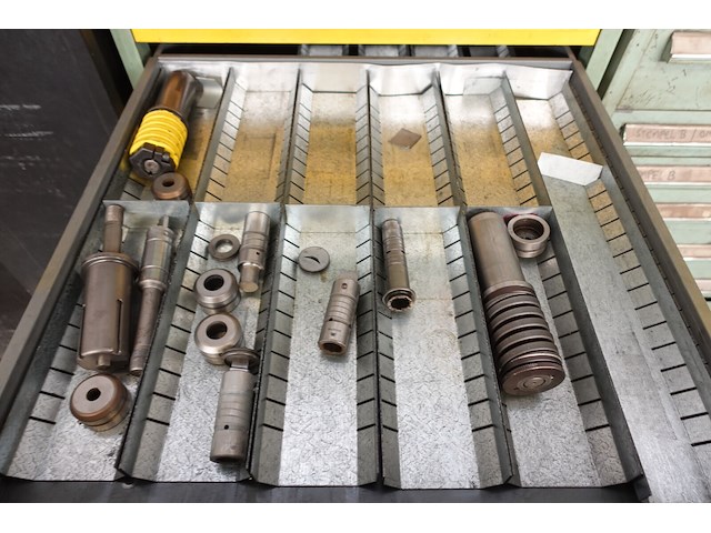 Metalen ladekast met inhoud - afbeelding 4 van  6