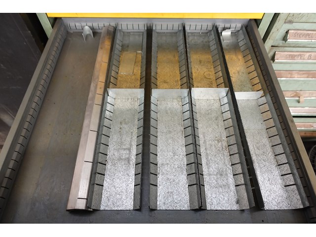 Metalen ladekast met inhoud - afbeelding 5 van  6