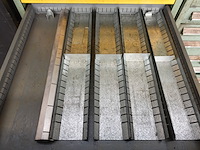 Metalen ladekast met inhoud - afbeelding 5 van  6