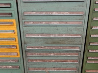 Metalen ladekast met inhoud - afbeelding 1 van  7