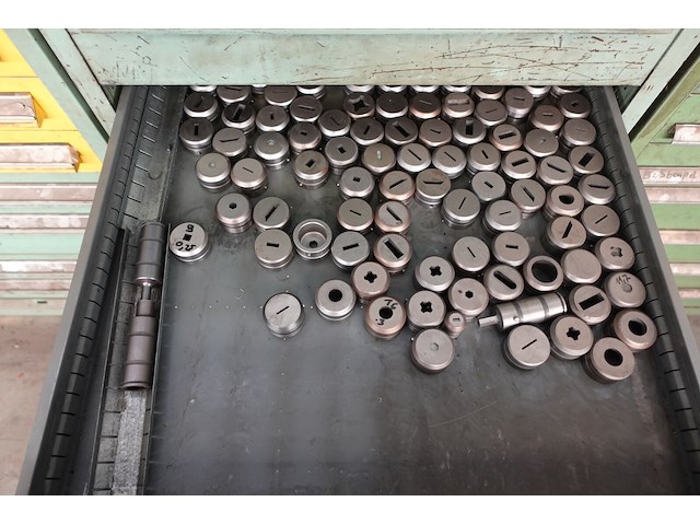 Metalen ladekast met inhoud - afbeelding 5 van  7